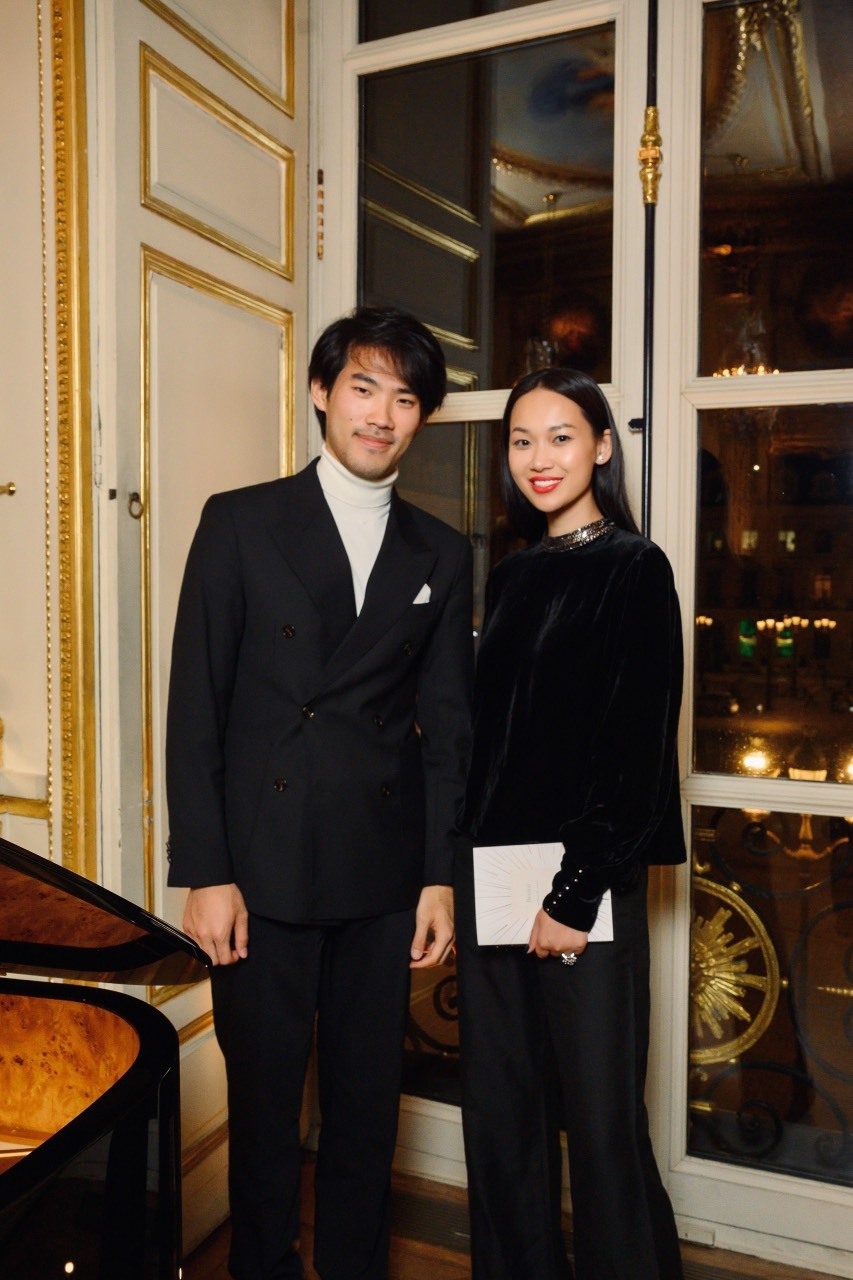 Tống Diệu Hằng cũng thân thiết bên nghệ sĩ piano Bruce Liu - người vừa giành giải cao nhất của cuộc thi Piano Fryderyk Chopin quốc tế lần thứ 18 và là học trò của NSND Đặng Thái Sơn. Bruce Liu là người Canada gốc Hoa, anh đang lưu diễn khắp thế giới và chinh phục nhiều giải thưởng danh giá về âm nhạc.