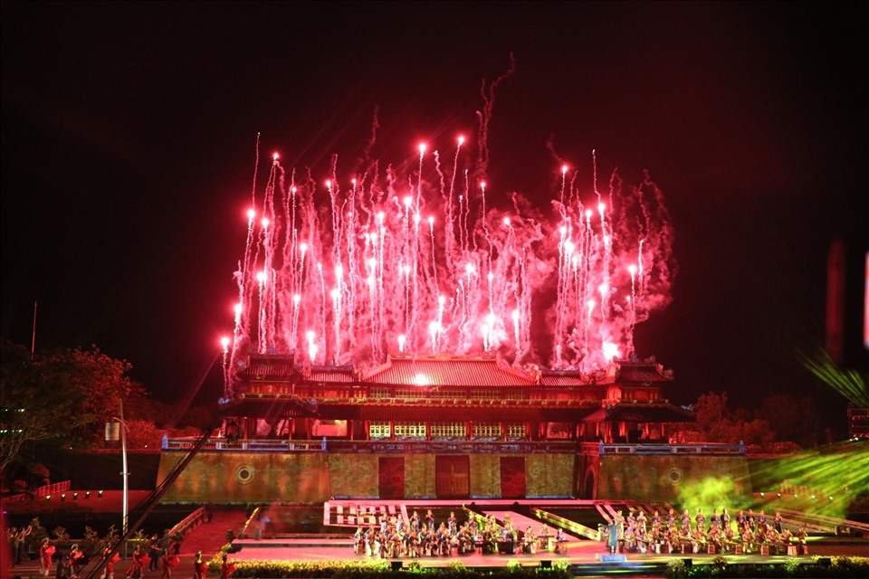 Bắn pháo hoa tại Festival Huế 2022. Ảnh: LDO