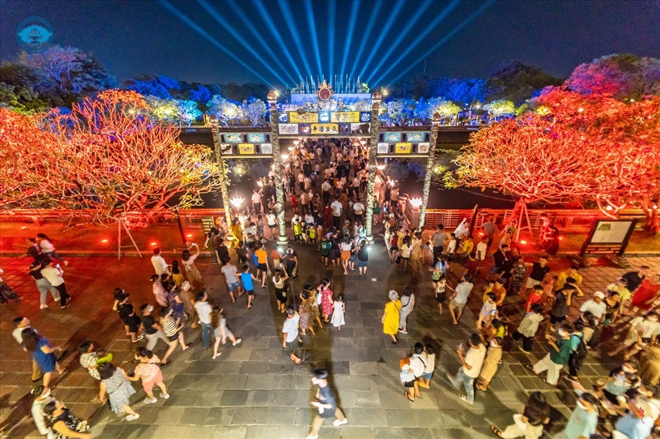 Trong tuần lễ Festival Huế, tổng số du khách đến Thừa Thiên Huế ước đạt 180.000 lượt, doanh thu từ dịch vụ du lịch ước đạt 155 tỉ đồng. Ảnh: Bảo Minh