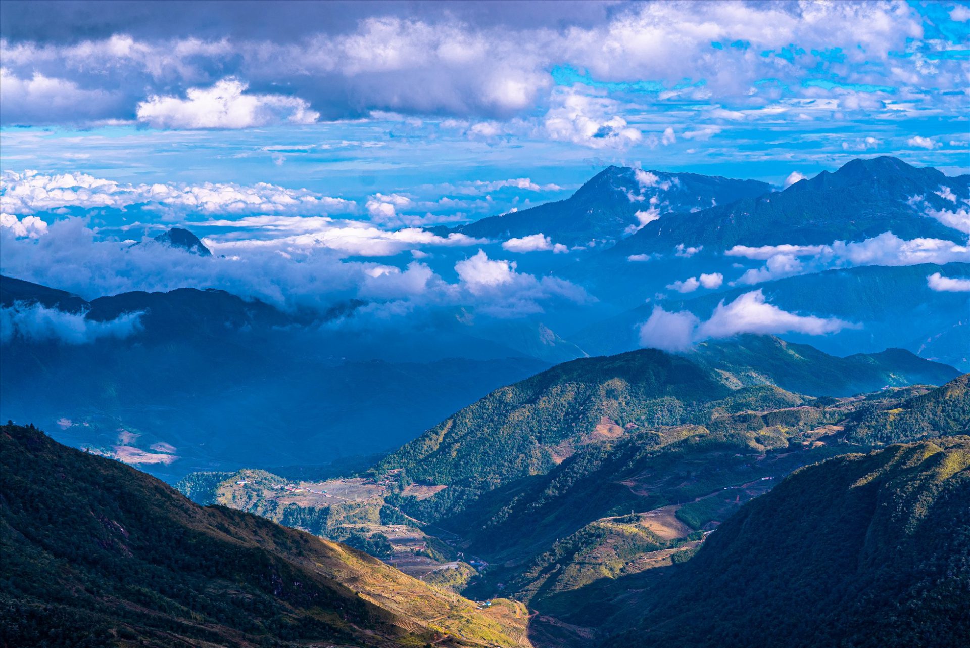 Đỉnh Nhìu Cồ San Lào Cai sở hữu địa hình độc đáo, phân tầng rõ rệt từ chân núi lên đến đỉnh núi từ vùng thảo nguyên bát ngát, đến những cánh rừng nguyên sinh. “Đến đây không chỉ được trải nghiệm cảm giác săn mây mà còn được mở rộng thế giới quan trong hành trình trekking lên đỉnh núi“, Thùy Dương chia sẻ.