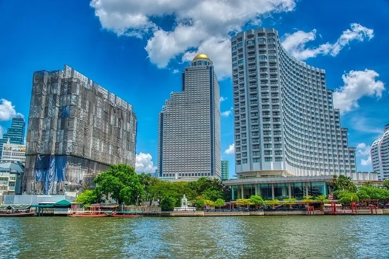 Khách sạn Shangri-La và Bangkok State Tower bên sông Chao Phraya
