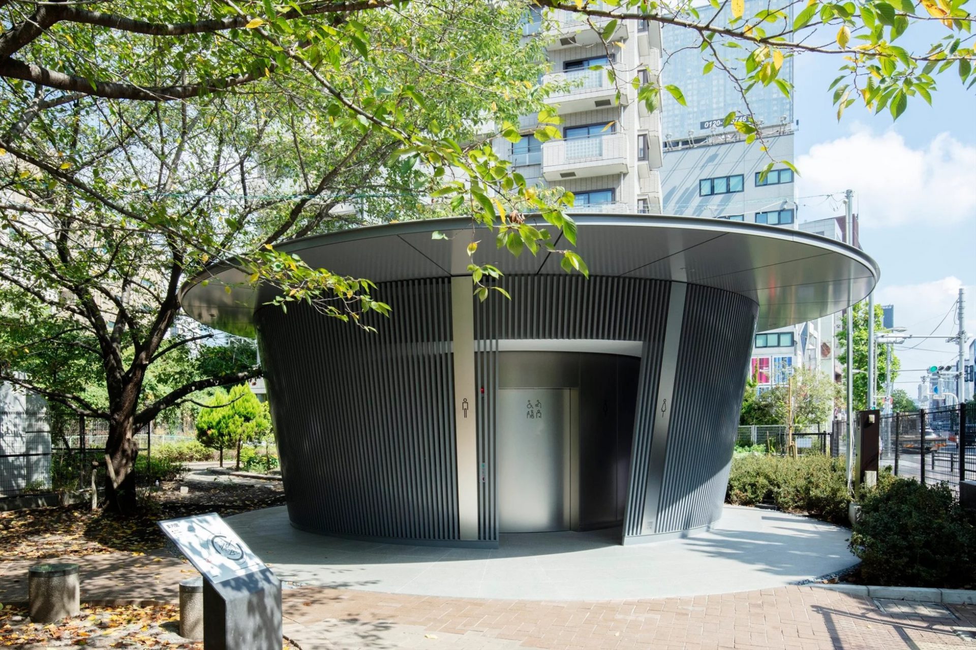 Nhà vệ sinh ở Công viên Jingu-Dori của Tadao Ando. Ảnh: Satoshi Nagare