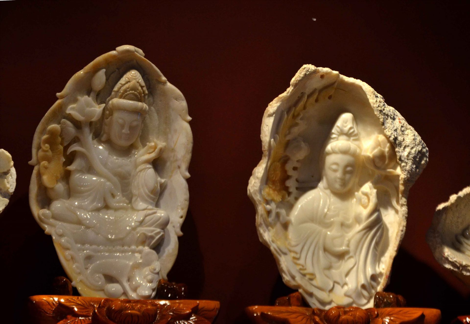 Tôn tượng Phật bà được chế tác từ vỏ “Trai tai tượng” của vùng biển Phú Quốc. Ảnh: Lục Tùng