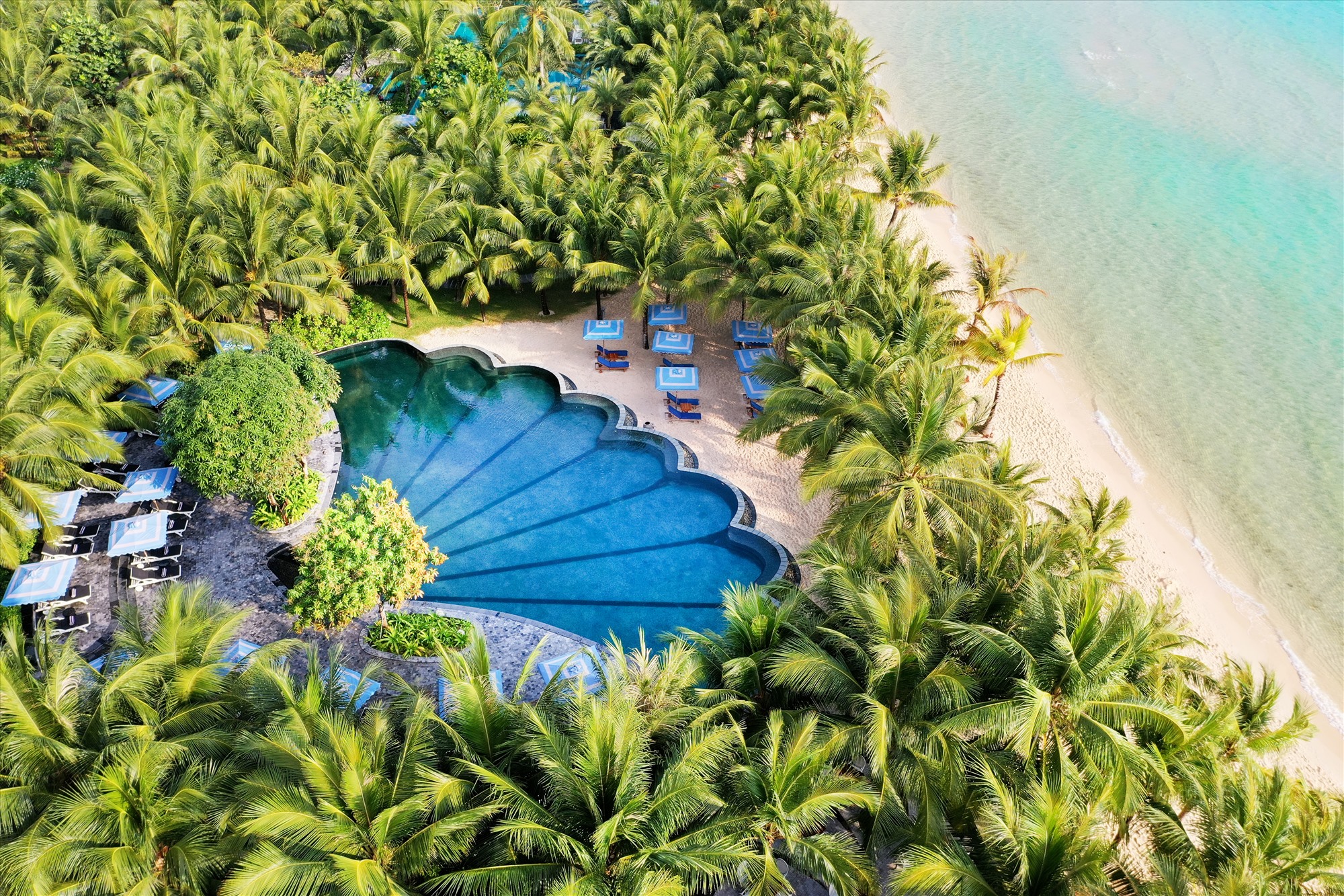 Bể bơi của JW Marriott Phu Quoc Emerald Bay Resort nổi bật giữa khung cảnh của Bãi Kem. Ảnh: Hà 