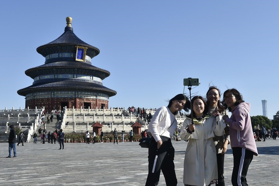 Khách du lịch chụp ảnh tự sướng theo nhóm trước đàn thờ Thiên Đàn ở Bắc Kinh, thủ đô của Trung Quốc, ngày 4.10.2020. Ảnh: Xinhua