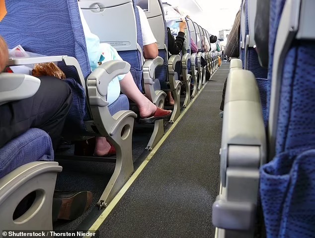 Hành khách lưu ý nên đi giày khi vào nhà vệ sinh trên máy bay.