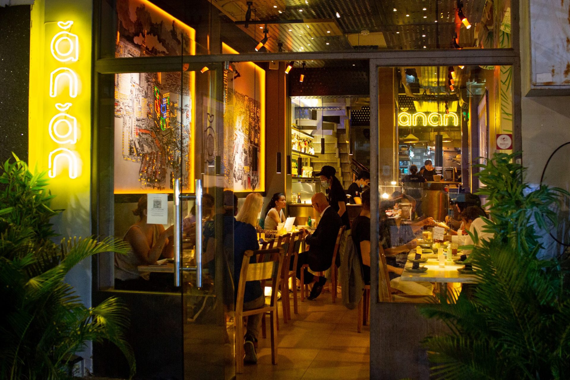 Anan Restaurant & Rooftop Bar là “Nhà hàng tốt nhất Châu Á“. Ảnh: Anan Saigon