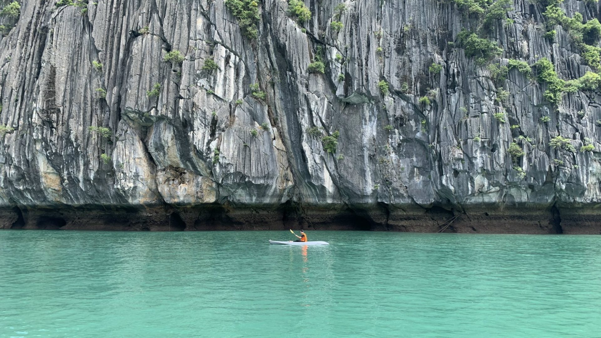 Chèo thuyền giữa những núi đá vôi khổng lồ là trải nghiệm yêu thích của khách du lịch tại vịnh Lan Hạ. Ảnh: Đức Anh